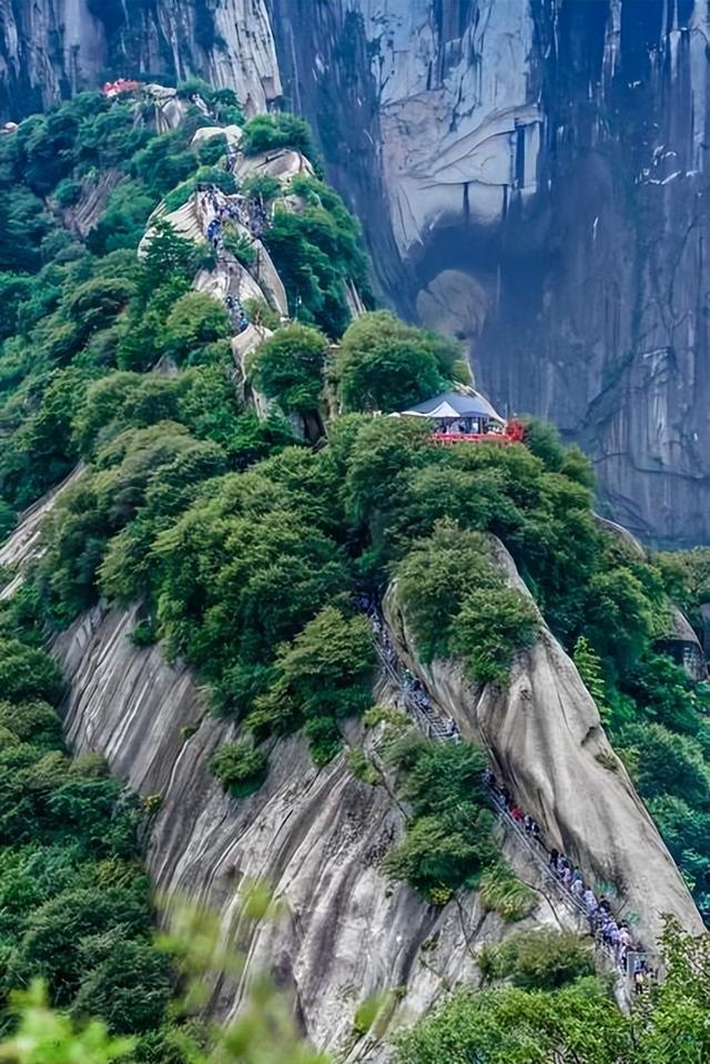 此生必爬的十大名山：从人间仙境到极限挑战，你敢来征服吗？