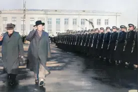 老照片：俄罗斯三军仪仗队在毛主席面前，完全被主席的气势所掩盖图片