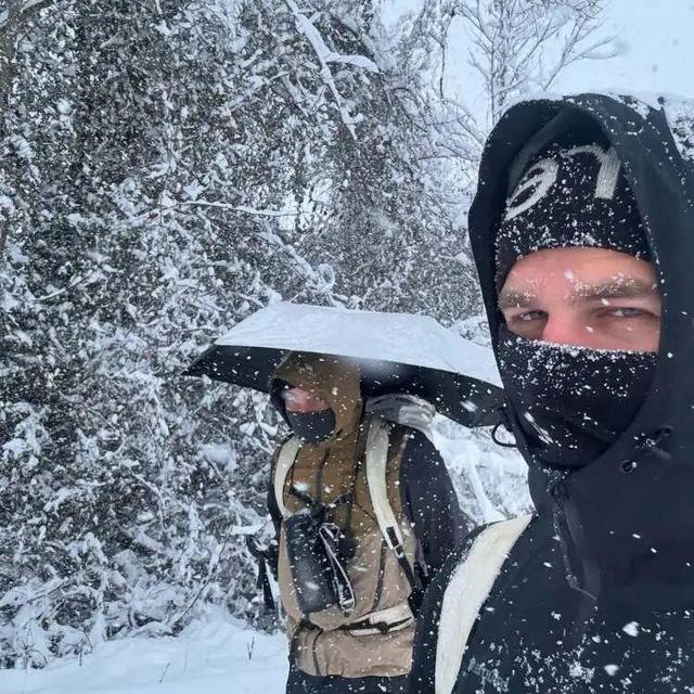 两个年轻人裸辞后徒步一年，只为从法国走到上海！途经15国已步行到新疆