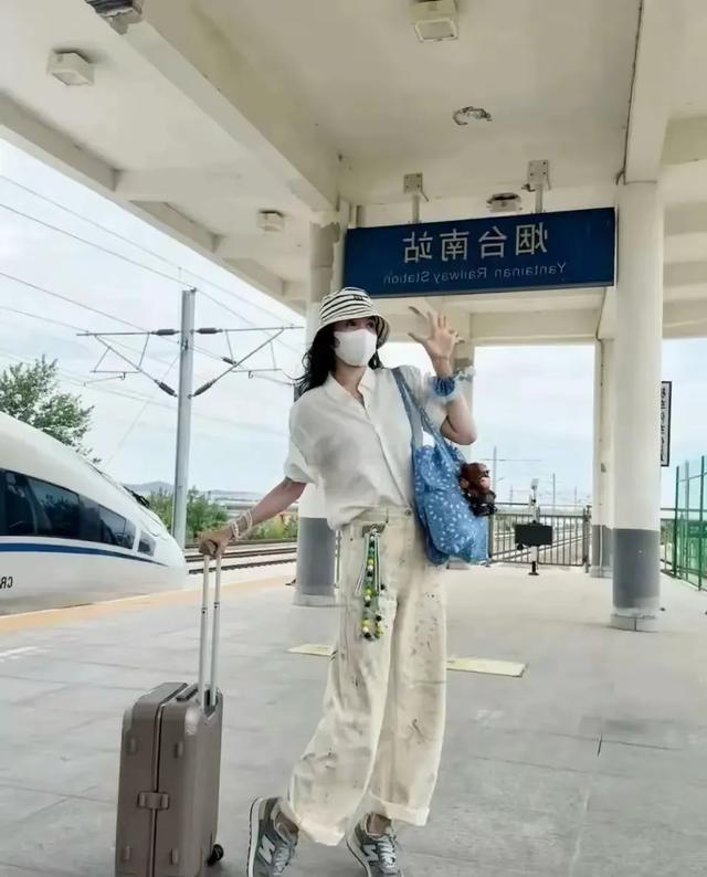 宋佳坐高铁，一身打扮好清凉，裤子太抢镜，差点以为是发霉了