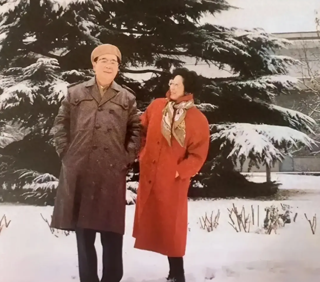 1998年	，李鹏和夫人朱琳回到初次见面的地方，留下一张珍贵留影