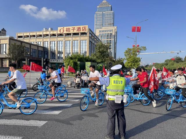 这场骑行狂欢，他们全力护航……