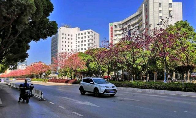 云南唯一特大城市，面积远超京蓉，人口突破八百万，有何不凡之处