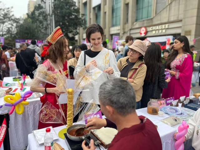 10国留学生当“文化推荐官”！曲阳社区国际文化嘉年华热力启幕