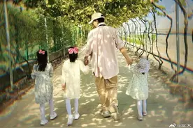 张杰罕晒与三个女儿合照，跳跳俏俏长高不少，小咘芽萌态十足图片