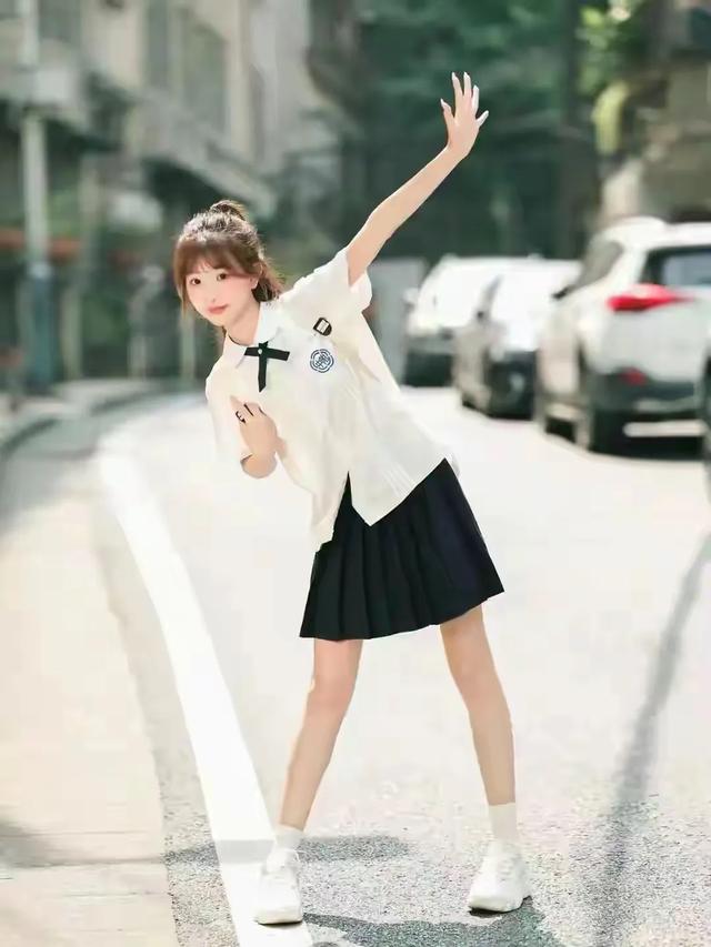 甘肃兰州一校花，楚楚动人	，倾国倾城，这气质堪称校园天花板