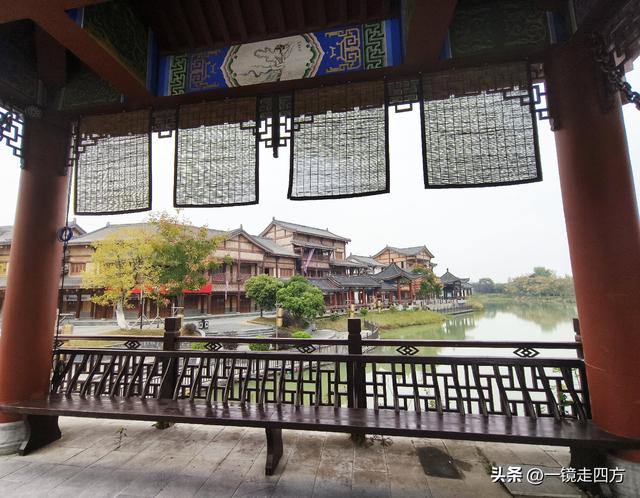 在“天仙配”传说的故事发生地孝感，建有一座“凤凰天仙城”