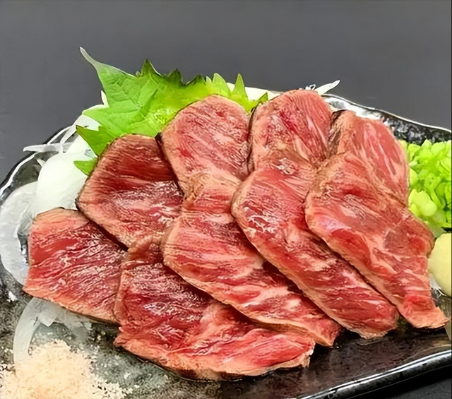 哭也没用！高市当众落泪谈及中国	，中方不再惯着，对日本追加反制