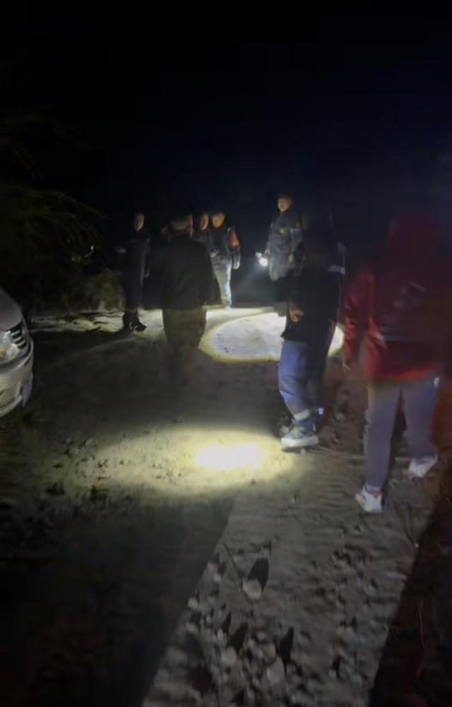 爷爷讲述“4岁女童失联44小时”始末：孙女爬出车窗找奶奶滚下10米深山沟，或因沟内背风在寒冷天气存活