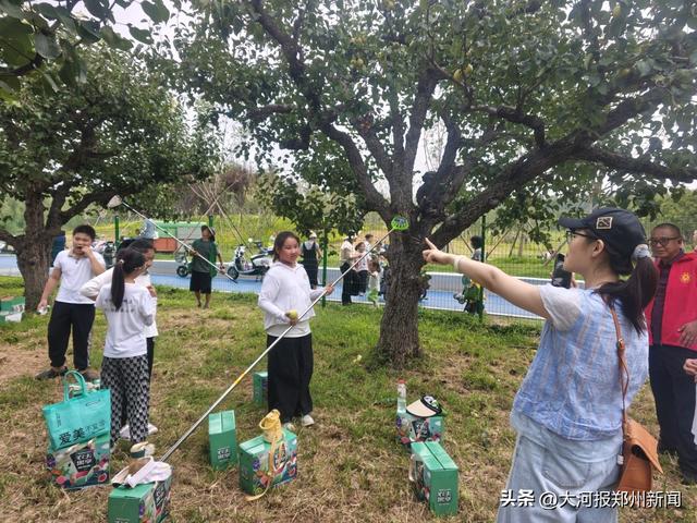 郑州市公园广场事务中心世纪公园举办首届”梨子采摘节”