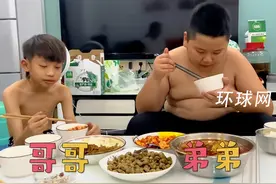 双胞胎体重相差150斤，视频曝光，我却笑喷在网友评论区里图片