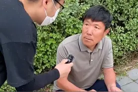 笑尿了！街坊：你知道屈原为什么跳江吗？大叔：不是我推的！图片