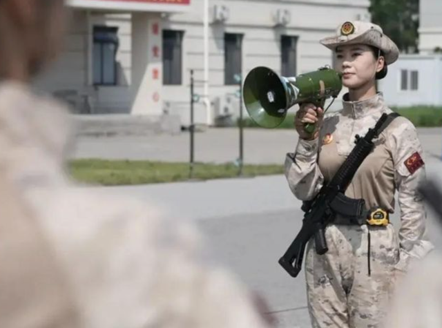 女民兵李思颖阅兵回家后仅半天，又官宣新身份，太牛了，全网恭喜