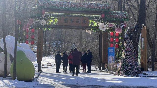 千山雪景再上新 游人如织享冬趣