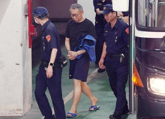 柯文哲法庭拭泪：每天睡马桶边