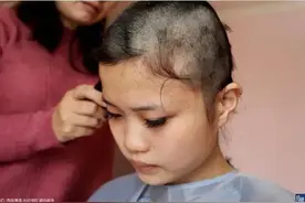 爱的剃刀：五岁白血病女孩理发店里的感人一幕图片