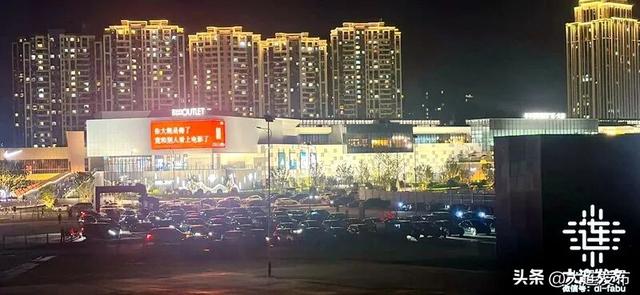 火爆出圈！汽车影院+后备箱市集
