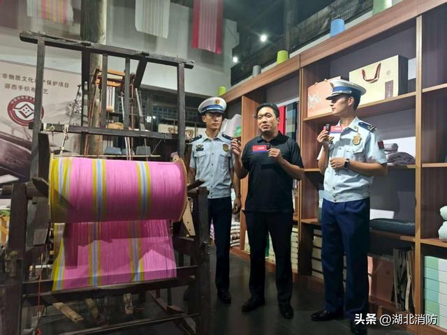 湖北十堰：支队举办“走读老街·趣味消防”直播活动