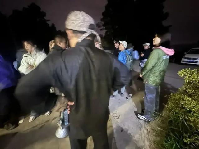 7岁男孩云南苍山失踪20多个小时，知情者称男童来自北京，所参加夏令营当天有7名儿童4名带队老师