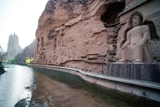 积石山深处：在黄河的“天梯”上，遇见一场千年的石窟迷局