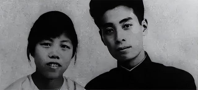 李鹏总理儿媳罕见留影，五官端正长相大气，爷爷功勋卓著比肩元帅