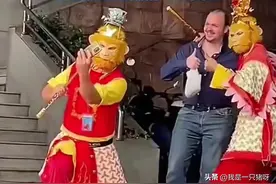 老外游佛山，先遇悟空拍照，后遇大妈乞讨，招架不住，夺路而逃！图片