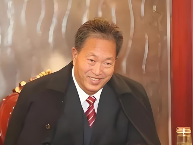 非法敛财100亿！出门12名女秘书相伴，之前有多嚣张如今就多落寞