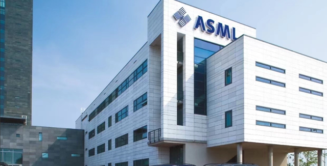 荷兰政府花200亿挽留无效，光刻机巨头ASML为何执意从老家搬走？