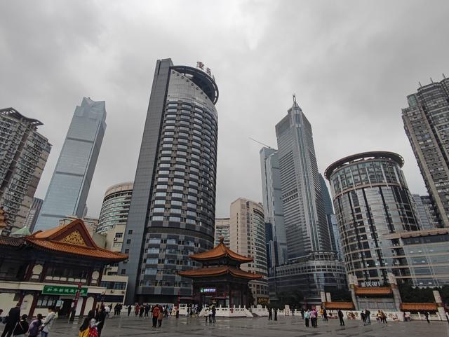 重庆这座城市，把我的腿走细了，把我的胃撑大了