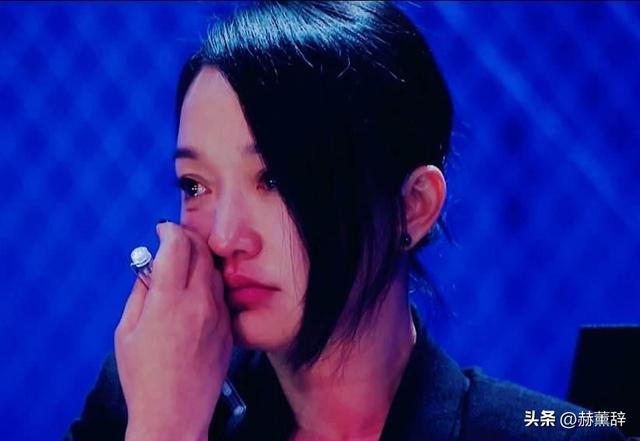 50岁周迅头发花白，瘪嘴模样一脸老态认不出，无儿无女成最大遗憾