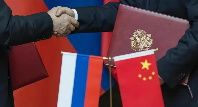 普京专机离开北京后，刚飞出中俄国境线，马上转向降落在了海参崴