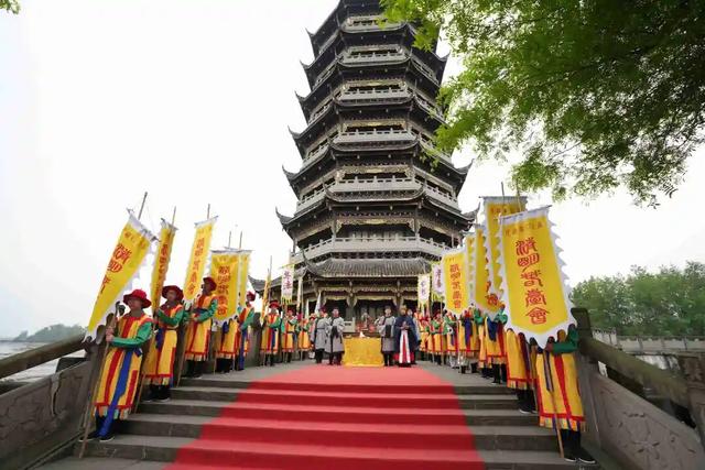 夯爆了！元通古镇清明春台会玩出新潮范儿