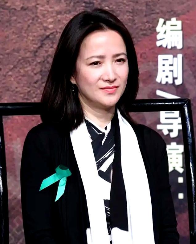 61岁演员何晴离世。曾与刘威相恋5年，是许亚军前妻，儿子才24岁