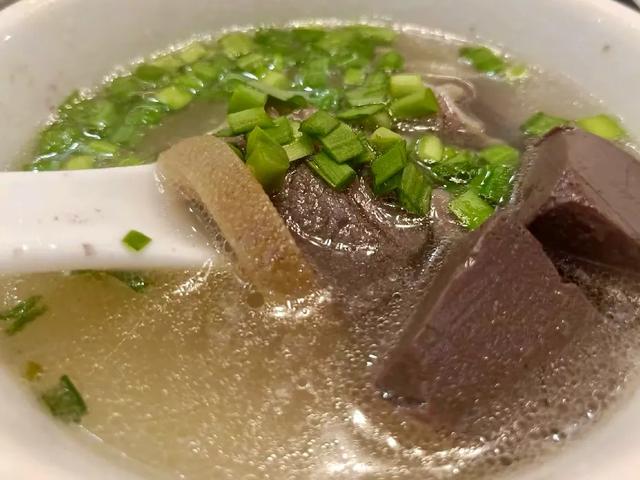 去广西旅游,我发现了一个地方,这个地方的美食真的好吃,还实惠