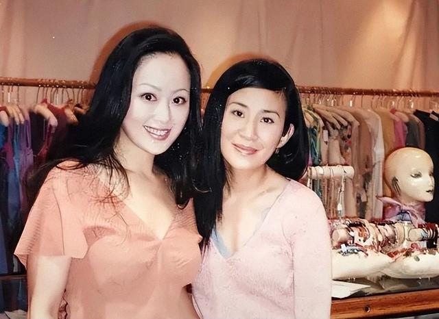 45岁还拍三级片，耗尽两任亿万家产	，62岁直言后悔嫁给钟镇涛