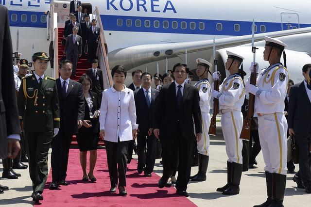 李在明拒绝出席中国阅兵，王毅挂断电话，送了韩国一句话