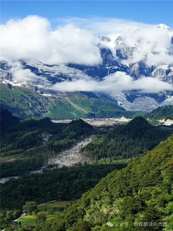 林芝•波密神山，云雾缭绕景色诱人
