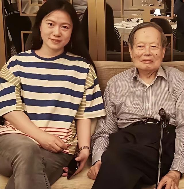杨振宁去世仅半月，翁帆近况曝光，入职清华没编制，杨光诺没说错