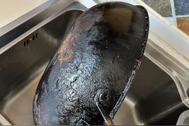 今天收拾一下炒菜锅，锅底太脏了，方法简单，颇有效果呀图片