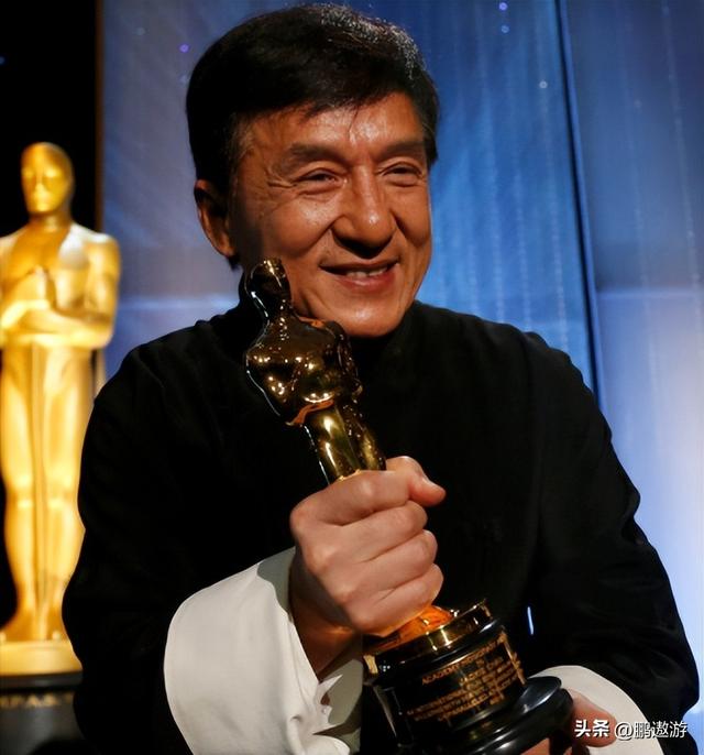 官媒对成龙的称呼变了，三字之差释放强烈信号，王晶的话有人信了