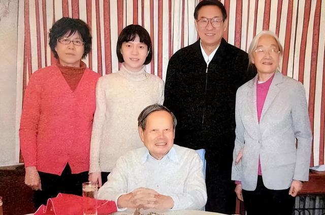 杨振宁猝然离世，临终状态曝光，翁帆25字表心情，难怪相爱20年