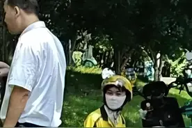 “外卖小哥下跪”后续，警方通告，事情反转，评论区吵翻了图片