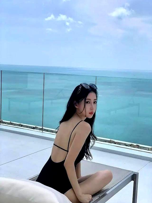 潘玮柏的空姐老婆泳装照惊艳全网，优雅身姿尽显“白到发光”！