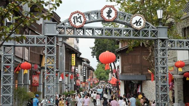 首日游客人数突破13万人次 长汀“双节”文旅活动多样 人潮涌动热力十足