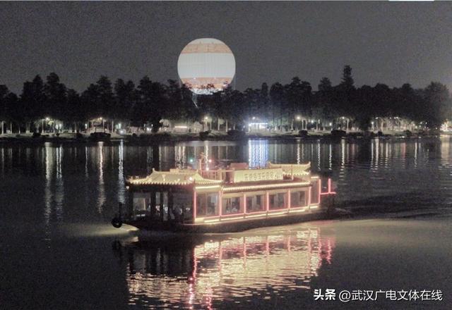 “祝福祖国 追梦东湖” 武汉东湖以水陆联动盛典喜迎双节