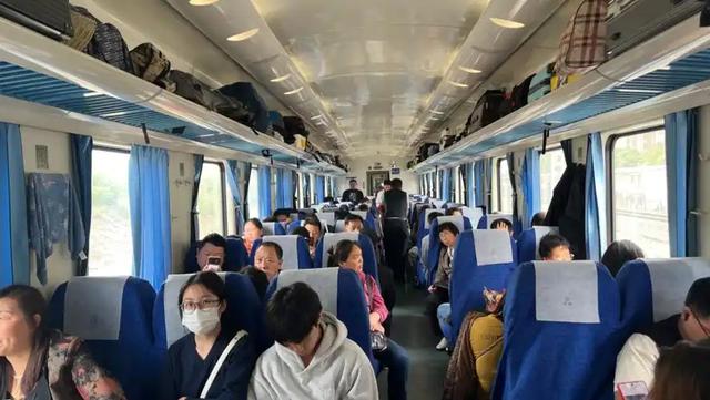 坐高铁4小时680元，坐绿皮火车14小时170元，果断选择坐绿皮火车