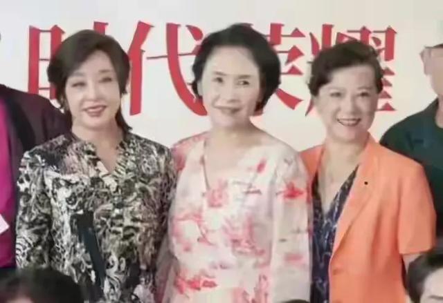 74岁刘晓庆和75岁王馥荔同框，自然老去和医美老去，区别太大了