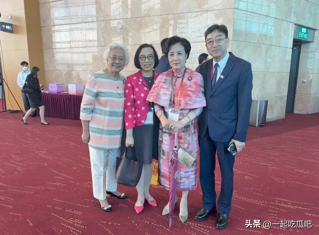 78岁汪明荃在香港出席国庆升旗仪式和庆祝酒会，穿衣打扮雍容华贵