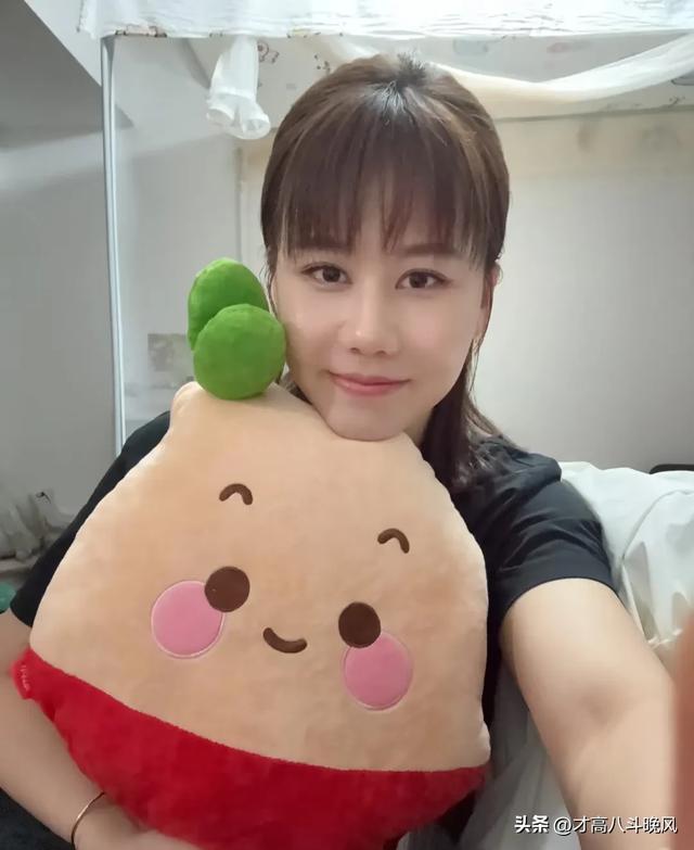 乒乓球运动员陈幸同在平台晒自己美照，化妆后好漂亮啊 优雅有气质