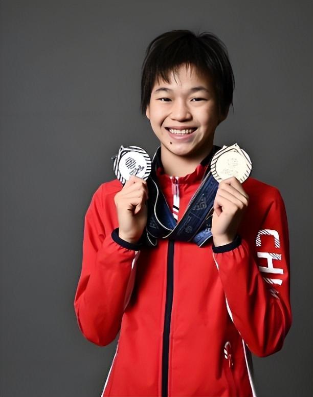 人民日报锐评全红婵捐赠直播收入，释放3大信号，郭晶晶说对了